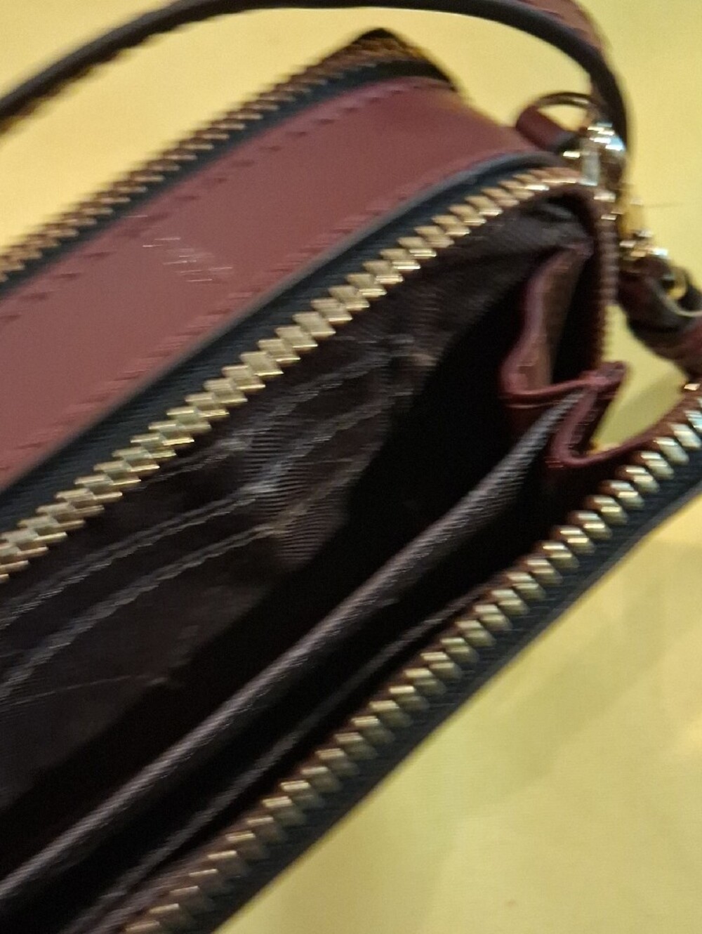 NWT Vince Camuto Wine Leather Zip Crossbody - Picture 5 of 7